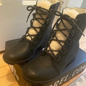Sorel women’s Phoenix boots Size 8
